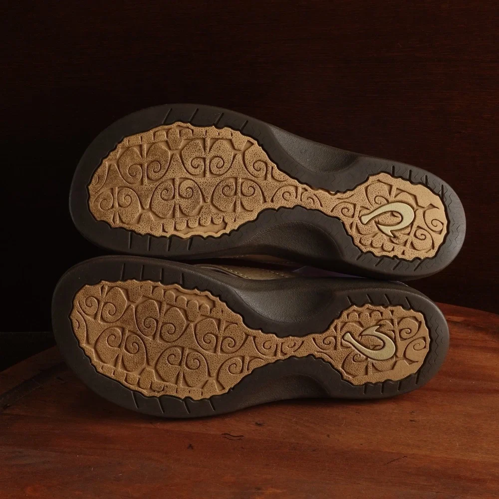 OluKai Sandals WMS SZ 8.5-9 Gold Ohana Slip On Flip Flop Beach Coastal Shoe READ